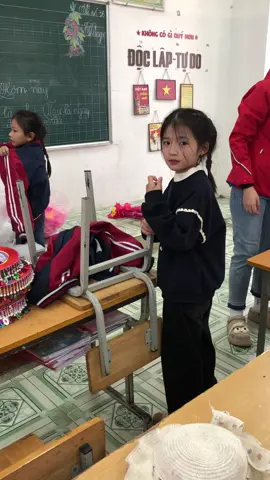 Con nhà người ta lớp 3 nhìn cái mặt nó non nớt. Con nhà mình lớp 3 cái mặt trông nó như chị mình ý 😅