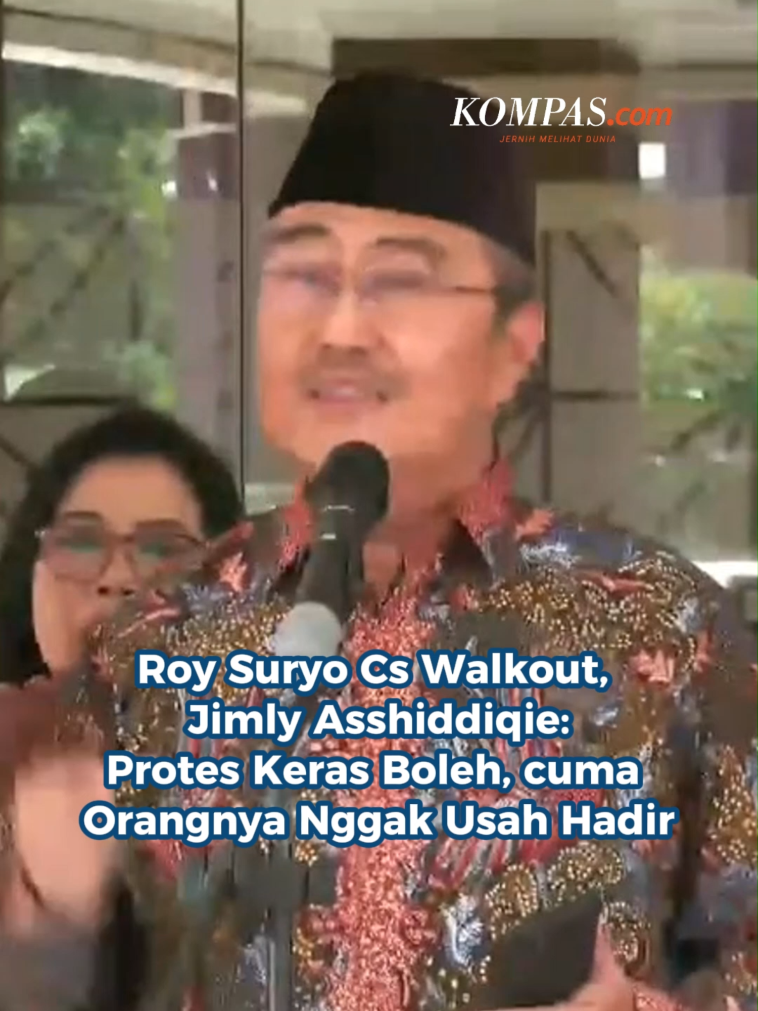 Ketua Komisi Percepatan Reformasi Polri, Jimly Asshiddiqie, menghargai sikap walk out yang dilakukan Refly Harun bersama sejumlah tokoh masyarakat sipil dalam audiensi terkait reformasi Polri di Perguruan Tinggi Ilmu Kepolisian (PTIK), Jakarta, Rabu (19/11/2025). Akan tetapi, ia menegaskan bahwa mereka juga semestinya menghargai bahwa audiensi tersebut tidak memperbolehkan tersangka untuk ikut berbicara. Diberitakan sebelumnya, akademisi dan pakar hukum tata negara, Refly Harun, bersama sejumlah perwakilan masyarakat sipil, melakukan walk out dari audiensi dengan Komisi Percepatan Reformasi Polri di PTIK. Refly menegaskan, pihaknya memilih keluar dari forum tersebut sebagai bentuk solidaritas apabila Roy, Rismon, dan Tifa dipersilakan meninggalkan ruangan. Roy Suryo menyatakan, keputusan walk out diambil secara kolektif. 