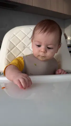 Всегда даю Тиме пробовать еду руками , это знакомство с ней ,так же это развивает мелкую моторику  