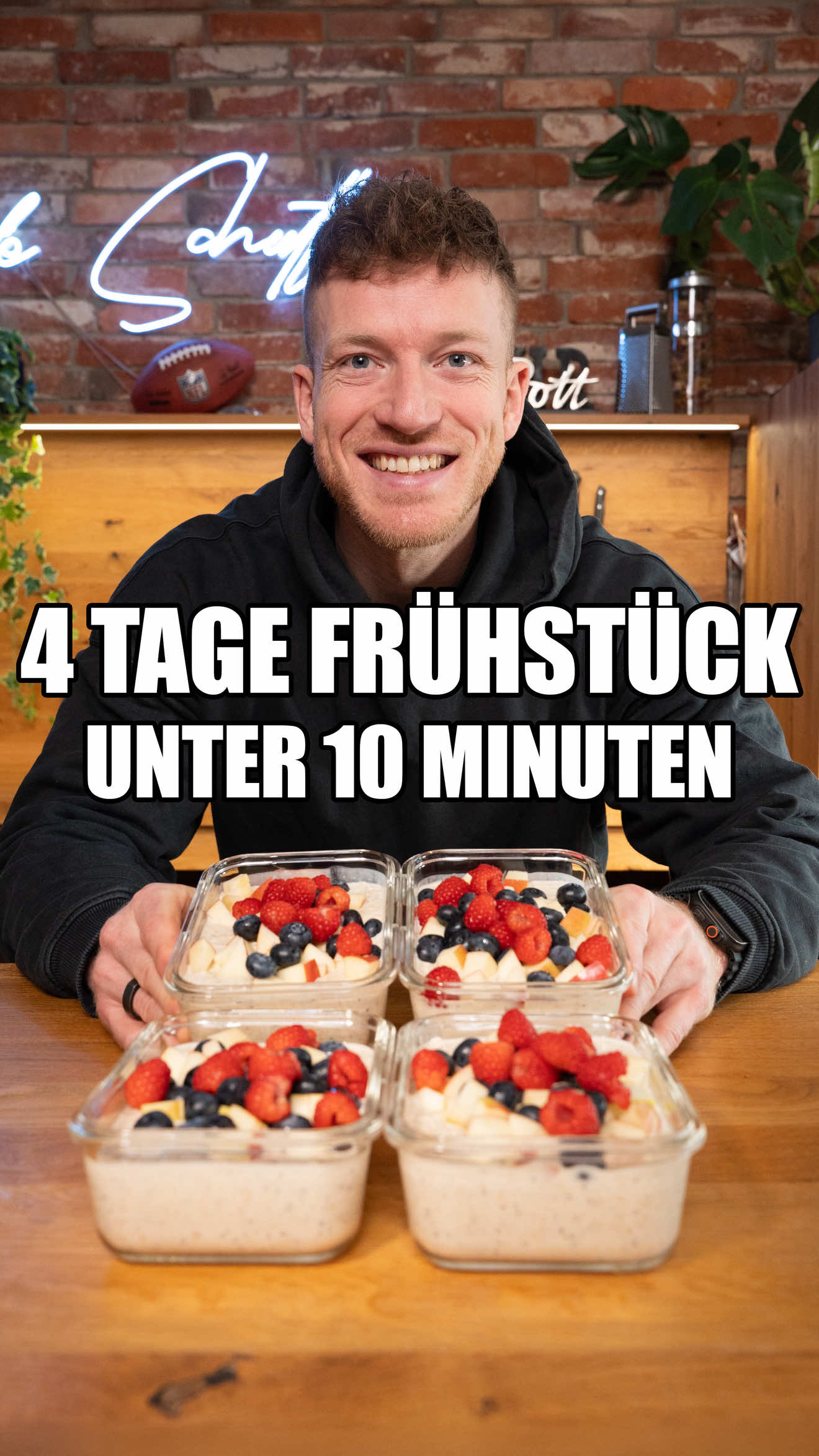 Frühstück für 4 Tage in 10 Minuten vorbereiten! Anzeige Zutaten für 4 große Portionen: -500g Haferflocken -1L @Oatly Haferdrink Barista Edition (der schmeckt nicht nur köstlich im Frühstück, sondern auch im Kaffee! 🤩)  -500g Joghurt -2 EL Chiasamen -2 EL Honig -60g Whey Protein -Saft einer Zitrone -2 Äpfel -100g Blaubeeren -100g Himbeeren Zubereitung:  So einfach wie im Video & am besten das Obst immer frisch oder einen Tag vorher dazu geben! 🤗 Zutaten für 4 große Portionen: 766 kcal 38g Protein 110g KH 17g Fett #frühstück #highprotein #oatly #vorkochen