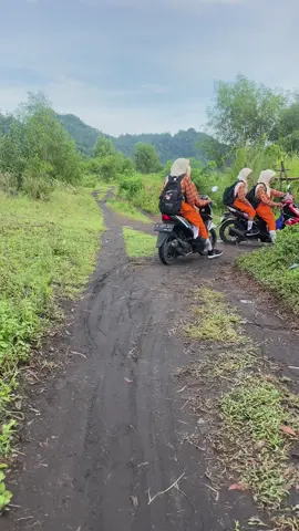 Jalannya orang licin kalau mau ke ara tempursari mantap jalannya. #lebakharjo #ampelgading #tempursari #malang 