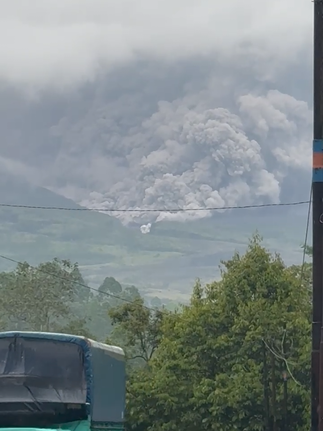 Erupsi Gunung Semeru Sore hari ini tgl 19 november 2025. Semoga tidak ada korban jiwa. #gunungsemeru #semeru #lumajang #semerulumajang #fyp 