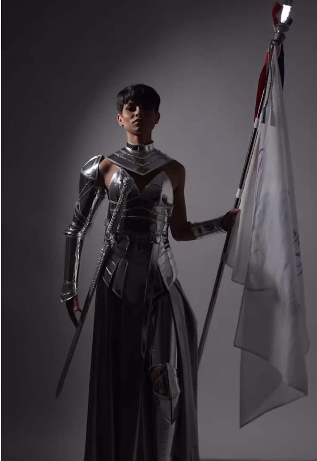 Pour son costume national, Eve Gilles a choisi de rendre hommage à Jeanne d’Arc, figure féminine emblématique de l’histoire française. Héroïne de la guerre de Cent Ans, elle a mené l’armée française à plusieurs victoires décisives 🇫🇷🔥⚔️ #missuniverse #missuniverse2025 #evegilles #missfrance #jeannedarc 