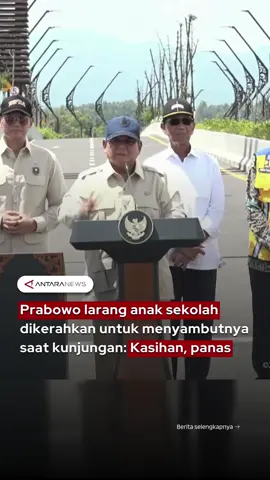 Presiden Prabowo meminta agar kepala daerah tak lagi mengerahkan anak sekolah untuk menyambutnya saat ia datang kunjungan ke daerah. Meskipun dirinya merasa terkesan dan bahagia disambut oleh rakyat dan anak-anak sekolah, namun dirinya merasa kasihan jika anak-anak harus menunggu kedatangannya di bawah panas sinar matahari terlebih anak-anak juga meninggalkan kegiatan belajarnya. Sehingga menurutnya hal itu tak perlu lagi dilakukan. Instruksi ini ia sampaikan kepada para kepala daerah saat dirinya berpidato dalam acara peresmian Jembatan Kabanaran di Yogakarta pada Rabu (19/11/25). #presidenprabowo #anaksekolah #jembatankabanaran #yogyakarta #pelajar 