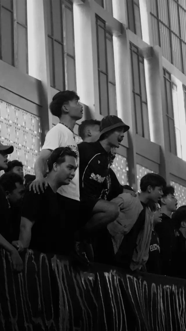 Sebuah panggung dimana laki laki boleh berteriak. #sepakbola #suporter #fyp 