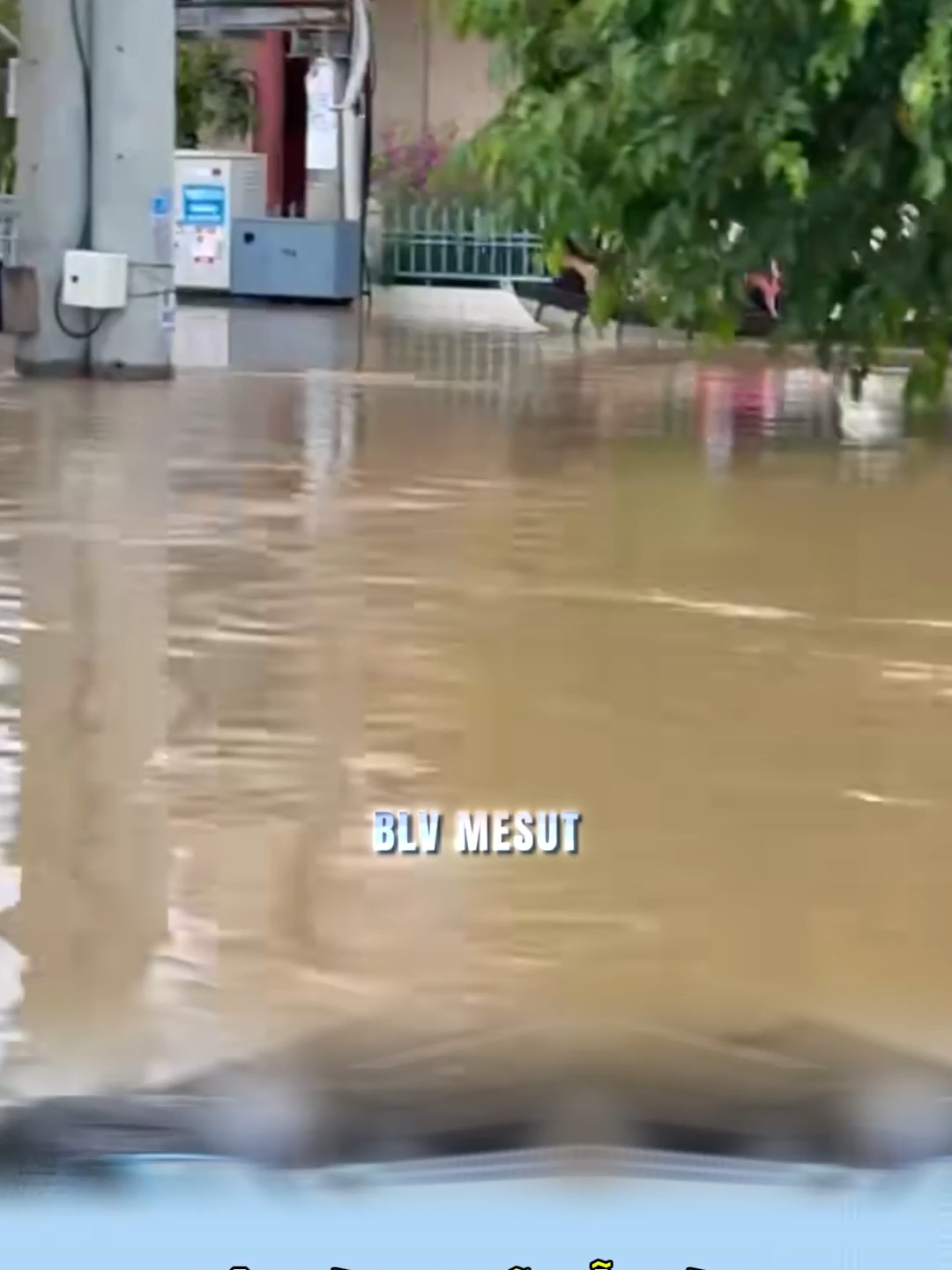 Nha Trang đang trải qua những ngày vô cùng khó khăn khi mưa kéo dài khiến nhiều khu dân cư chìm sâu gần 2 mét. Người dân phải chống chọi liên tiếp ba đợt ngập nghiêm trọng, kiệt sức và liên tục kêu cứu. Lực lượng cứu hộ vẫn đang nỗ lực từng phút để đưa mọi người đến nơi an toàn. Cùng chia sẻ để lan tỏa thông tin và tinh thần hỗ trợ cộng đồng! #NhaTrang #TinMoi #TinTuc #ThoiTiet #MuaLon #LutLon #CuongPhong #BaoLu #NguoiDan #HoTro #ThoiSu #ThoiTietXau #Tin24h #KhacPhuc #CuuHo #Cuuchuab #BaoSo #MuaBao #TinNong #TrucTiep