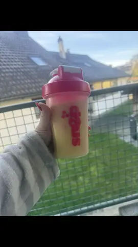 🌞 Mic-dejun fresh și plin de energie Azi mi-am umplut bolul cu căpșuni, banană, ananas, un strop de lapte de ovăz și pudra proteică cu gust de ananas. Ușor, aromat și perfect pentru un început de zi în care vreau să mă simt bine în pielea mea. 🍓🍍✨