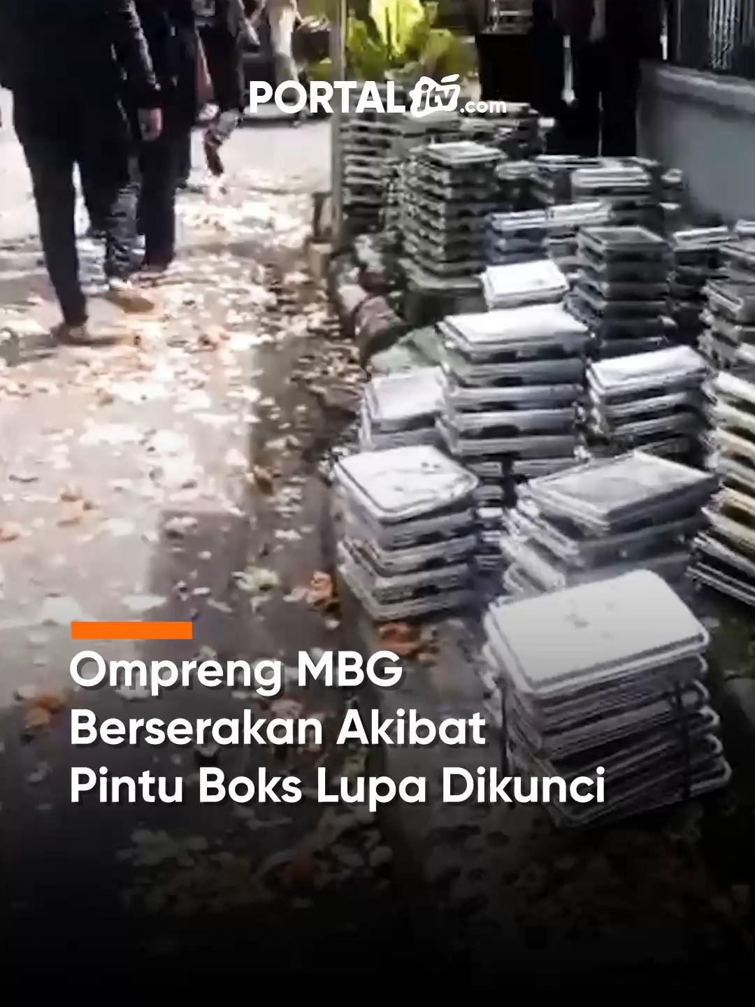 Ompreng MBG Berserakan Akibat Pintu Boks Lupa Dikunci Ratusan ompreng/besek program makan bergizi gratis berserakan di jalanan Lamongan setelah pintu belakang mobil boks lupa dikunci oleh kernet. Untungnya, ompreng yang jatuh hanyalah sisa makanan dari SMPN 1 Lamongan, dan warga sekitar dengan sigap membantu membereskannya.  #Lamongan #MakanBergiziGratis #KecelakaanRingan #DistribusiMakanan #BeritaJatim #jtvrek #portaljtvcom