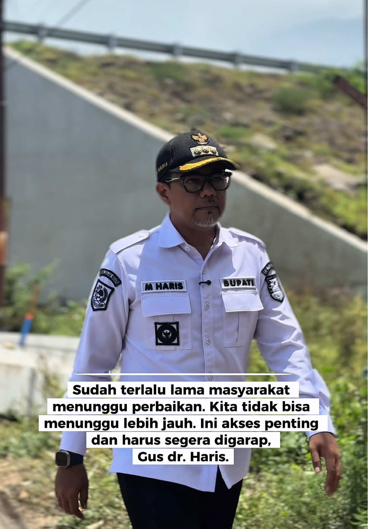 Kerusakan Ruas Jalan Penghubung Paiton-kotaanyar akibat progres pembangunan tol akan segera diperbaiki.  Menurut Gus Haris, progres perbaikan jalan sebenarnya telah direncanakan sejak lama, namun hingga kini pengerjaannya tak kunjung dimulai. Inspeksi Dadakan Gus Haris ini, untuk  meminta pihak terkait, termasuk kontraktor proyek tol, untuk bertanggung jawab atas dampak yang ditimbulkan dan segera menyelesaikan perbaikan sesuai komitmen. #sidak #jalanrusak #gusharis #bupati #probolinggo24jam 