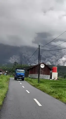 hari ini telah terjadi e tupai gunung Semeru ( rabu 19 November 2025 ) #gunungsemeru #erupsisemeru #fypシ゚viral🖤tiktok 