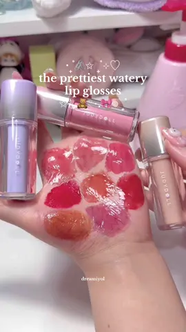 beneran glossy banget dan secantik ituuu🥹🎀☁️💕 wajib dicekout pas 21-22 november karena ada diskon Judydoll terbesar!😋🫵🏻 #JudydollBrandDay #waterylipgloss #transferprooflipgloss #glossylips #judydollindonesia 