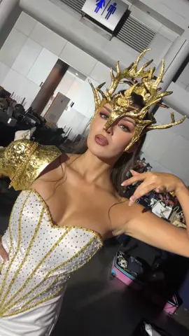 Goddess of the Living Roots✨🤍✨ Miss Universe Finland 2025, Sarah Dzafce, steps onto the Miss Universe stage as the Goddess of the Living Roots — a symbol of nature’s protection, peace, and timeless strength.  Her white gown, inspired by forest mist and snowy northern landscapes, reflects the purity of Finland and our eternal connection to nature. ✨ Golden, root-like patterns flowing through the hem represent the force of life, while crown-like horns rise as a tribute to the ancient wisdom of the forests. Golden arm cuffs embody courage — the quiet power of a guardian who stands for both beauty and balance. Because roots are not only about where we come from — they are about how we grow, the choices we make, and the connections that bind us to each other and to the earth we protect. 🌍 Mythical yet modern, the Goddess of the Living Roots reminds us that true beauty and strength grow from deep roots. 💫 Design: Vuonelo Finland – Joona Kallio, Eija Kokko & Tommi Soidinmäki, and Ateljé Iina / Iina Naumanen Handcrafted by: Crown & accessories – Vuonelo Finland / Eija Kokko Gown – Ateljé Iina / Iina Naumanen  @vuonelofinland @eyacoco   @ateljeiina  MUAH @chat_cosmetics