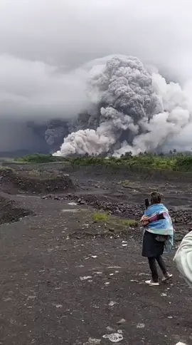 eropsi gunung semeru hari ini #gunungsemeru #erupsigunungsemeru 