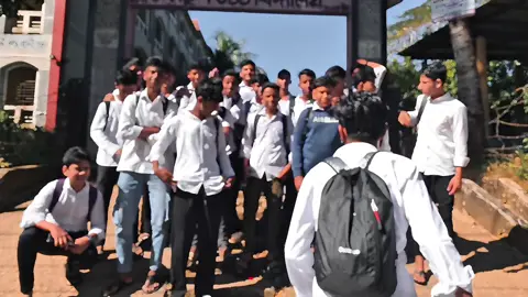 সকাল ১০টা থেকে ৪টা পর্যন্ত খুব বিরক্ত লাগতো, অপেক্ষায় থাকতাম কবে যে স্কুলের এই বিরক্তকর অধ্যায়টা শেষ হবে। তারপর হঠাৎ একদিন সত্যি শেষ হয়ে যায়, অনেক খুশি হয়েছিলাম! কিন্ত এখন আমরা বুঝতেছি, জীবনের সবচেয়ে সুন্দর অধ্যায়টা হারাইছি!!😅💔