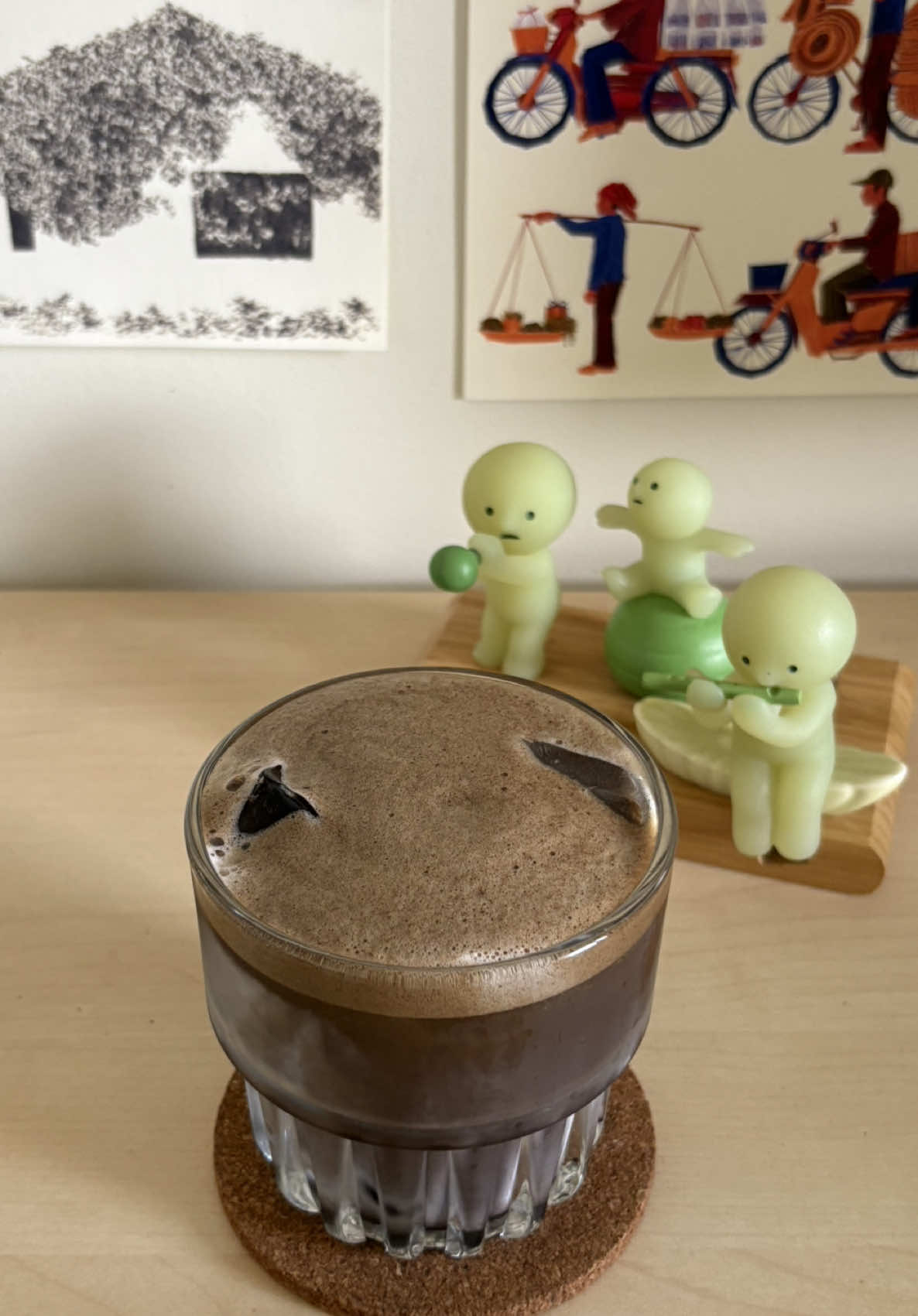 can’t stop drinking @Kuma / Kumatcha’s tanuki 😮‍💨 tanuki is a dark-roasted hojicha with a smokey, nutty, dark chocolate aroma that is very, very enticing. true to kuma’s claims, it froths quickly and well. it can get a bit bubbly, but it’s not an issue. as for the taste, it has hints of sweetness and toasted dark chocolate notes. its overall flavor profile has so much depth. my secret to enjoying tanuki: 72°C water for whisking, a bit of 🍯 whisked with the hojicha, and a pinch of maldon sea salt flakes. (it also tastes good with brown sugar syrup hehe) #hojicha #hojichalatte #matchatok #fyp #fyppppppppppppppppppppppp 