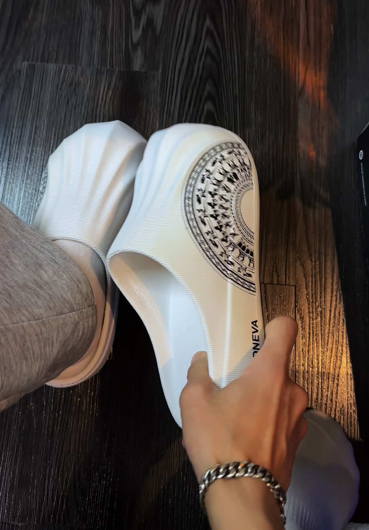 Chỉ một đôi dép, mà nâng tầm cả phong cách 💫 #fyp #xuhuong #depnamnu #revew #giaysneaker 