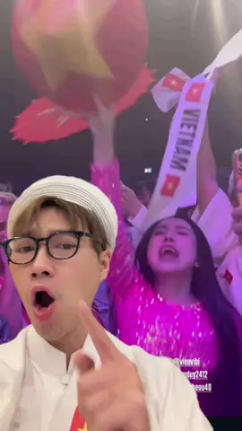 Replying to @Bé Siêng 🐰 là công chúa 👸 Viên Vibi @Viên Vibi đứng kế tui suốt buổi @HƯƠNG GIANG thi National Costume tại @Miss Universe và không hề hách nôi nha trờiiii Oan cho em gái tui quáaaa kkk #HuongGiang #MissUniverseVietnam #the74thmissuniverse #MissUniverse 