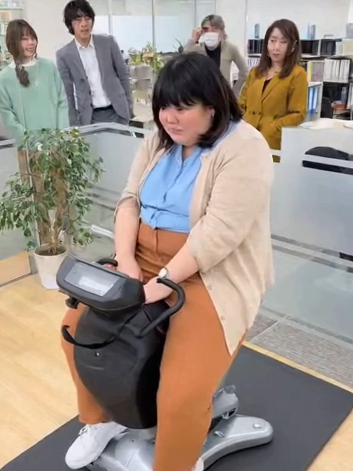 【爆笑オフィス事件】   会社の休憩スペースにある乗馬マシンがまさかの大暴走!?   超高速で震えるマシンに振り回されて、同僚たちは大爆笑😂   さらに直前にこぼした水で服が濡れてしまって、本人は大パニック！   最後は無事に着地して恥ずかしそうに笑う姿が可愛すぎる🤣 #オフィスコメディ #会社であった面白い瞬間 #ハプニング動画 #乗馬マシン #マシン故障 #笑ったら負け #AI動画 #ショートムービー #今日の爆笑 #事件は会議室で起きてるんじゃない