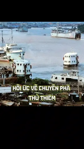 Hồi Ức Về Chuyến Phà Thủ Thiêm Ngày Cũ – Sài Gòn Một Thời Dung Dị. Phà Thủ Thiêm trước năm 1975 là một trong những ký ức đẹp nhất của người Sài Gòn xưa. Những chuyến phà chở người qua lại giữa Sài Gòn – Thủ Thiêm không chỉ là phương tiện di chuyển, mà còn là một phần đời sống, một phần hơi thở của thành phố. Tiếng máy phà đều đều, tiếng nước vỗ mạn, dòng người lên xuống mỗi sáng mỗi chiều… tất cả tạo nên một khung trời ký ức mộc mạc nhưng đầy cảm xúc. Từ phà nhìn về phía Sài Gòn, người ta thấy nhịp sống phồn hoa dần hình thành; nhìn sang Thủ Thiêm, lại thấy một miền bình yên hiền lành. Video này sẽ đưa bạn trở về khoảnh khắc dung dị ấy – nơi mà thời gian dường như chậm lại, để ta thấy rõ hơn một Sài Gòn thật ấm, thật gần, thật dễ thương. Nếu bạn yêu ký ức miền Nam, yêu chất Sài Gòn xưa, đây chắc chắn là thước phim dành cho bạn. #kyuc #saigon #thuthiem #saigonxua #hoiuc 