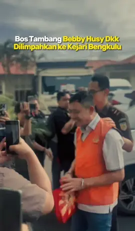Lima Tersangka Korupsi Tambang Dilimpahkan ke Kejari Bengkulu Kota Bengkulu — Kejaksaan Negeri Bengkulu resmi menerima pelimpahan lima tersangka berikut berkas dan barang bukti dalam perkara dugaan korupsi tambang batu bara PT Ratu Samban Mining (RSM), Rabu (19/11/2025). Proses pelimpahan ini menjadi langkah krusial menuju penuntutan kasus yang disebut sebagai salah satu perkara pertambangan terbesar di Bengkulu yang merugikan negara mencapai Rp 500 miliar. Kepala Kejaksaan Negeri Bengkulu, Yeni Puspita SH MH, menyampaikan bahwa seluruh tersangka, barang bukti, hingga aset sitaan kini berada dalam kendali jaksa penuntut umum. “Hari ini kami menerima lima orang tersangka dugaan korupsi tambang batu bara PT RSM. Ada barang bukti, berkas, tersangka serta aset yang sebelumnya sudah kami amankan. Termasuk emas dan mobil mewah yang telah disita untuk kebutuhan penuntutan,” ujar Yeni. Ia menambahkan, proses penanganan dilakukan oleh delapan jaksa penuntut umum, gabungan dari Kejati dan Kejari Bengkulu, sementara teknis penuntutan berada di bawah Seksi Pidana Khusus Kejari Bengkulu. Adapun lima tersangka yang diserahkan hari ini ialah Dirut PT Tunas Bara Jaya Julius Soh, Marketing PT Inti Bara Perdana Agusman, Direktur PT Tunas Bara Jaya Sutarman, Saskya Hussy selaku general PT Inti Bara Perdana, serta Komisaris PT Tunas Bara Jaya Bebby Hussy. Selain itu, terdapat delapan tersangka lainnya yang berkasnya akan dilakukan penanganan terpisah. Mereka adalah Kepala Cabang PT Sucofindo Bengkulu Imam Sumantri, Direktur PT Ratu Samban Mining Edhie Santosa, Awang, Andy Putra (menantu adik istri Saskya Hussy), adik Bebby Hussy, Inspektur Pertambangan Kementerian ESDM Wilayah Bengkulu T. Nadzirin, Drs H. Sonny Adnan bin Adnan Basri selaku mantan Dirut PT RSM, serta Direktur Teknik dan Lingkungan Kementerian ESDM Sunindyo Suryo Herdadi. Yeni menegaskan bahwa untuk sejumlah tersangka tersebut, berkas dakwaan akan diproses secara terpisah sesuai konstruksi peran masing-masing dalam perkara. Dengan pelimpahan ini, proses hukum dugaan korupsi batu bara yang merugikan negara dalam jumlah besar tersebut memasuki babak lanjutan menuju persidangan.