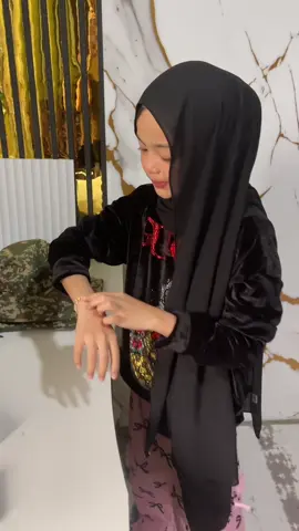 Nk beli gelang mcm mia pkai bleh beli kt beg kuning sblum sold out #gelang #gelangtitanium #gelangtangan #gelangwanita 