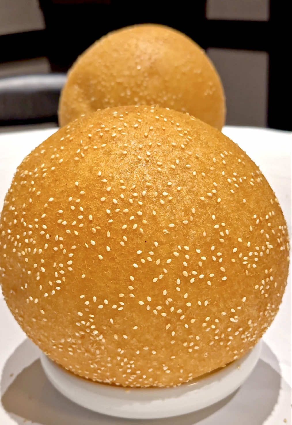 冬季限定の巨大な胡麻団子！サクサク食感と香ばしい胡麻の香りが楽しめる一品 【彬龍華66（ハンリュウカ ロクロク）】 東京都品川区・五反田にある本格中国料理レストラン「彬龍華66」へ撮影に伺いました。 精肉卸ヤザワミートが手がける初の中国料理店で、広東料理を軸にしながら、中国各地の伝統技法とモダンなアレンジを取り入れた本格派のお店です。 今回ご紹介するのは、事前予約必須の人気メニュー「巨大胡麻団子」。 お祝いの席で注文されることも多い、特別感のある一品です。 団子にゴマをまぶし、中華鍋で油を回しかけながら10分以上かけてじっくり揚げ焼きにします。 生地がゆっくりと膨らみ、中が空洞になって風船のように変わっていく様子は思わず見入ってしまいます。 割れることなく丸く仕上げるのは、まさに熟練の職人技です。 出来上がった巨大胡麻団子は、専用のハンマーで割って召し上がれます。 薄い生地はサクサクでほんのり甘く、団子が触れていた部分はもっちりとした食感。 サクサク×もちもちのコントラストが心地よく、生地が軽いため食べやすく、ついつい箸が進みます。 バスケットボールほどの大きさがあり、家族や友人とシェアして楽しむのにちょうどいいサイズ感です。 手でちぎっても、割れた破片を箸でつまんでも楽しめ、ゴマの香ばしさと優しい甘さが口いっぱいに広がります。 この巨大胡麻団子は、乾燥している冬の時期しか提供していません。 冬限定の味わいを、ぜひ堪能してみてください。 ■店舗情報 📍 店名：彬龍華66 🏠 住所：東京都品川区西五反田2-14-13 リバーサイドニックハイム五反田 1階 🚃 アクセス：JR山手線 五反田駅より徒歩5分 ⏰ 営業時間：   　平日 11:30-15:00（L.O.14:30）／17:30-22:00（L.O.21:30）   　土/祝 11:30-15:00（L.O.14:30）／17:30-22:00（L.O.21:30） 🗓️ 定休日：日曜、年末年始（12/31-1/2） ■ご紹介したメニュー ・巨大胡麻団子：5,000円〜（事前予約必須） 　※完成した巨大胡麻団子の中に入れる小さな胡麻団子の個数によって価格が変わります 　　10個以上入れる場合は追加料金が発生します（詳細は店舗へご確認ください） ✦──────────────✦ Winter-only giant sesame ball with a crisp shell and rich sesame aroma. 【Hanryuka 66】 I visited “Hanryuka 66,” a Chinese restaurant in Gotanda, Tokyo, run by Yazawa Meat. The featured “Giant Sesame Ball” is a popular dish that requires reservation and is often ordered for celebrations. Sesame-coated dough is slowly fried for over 10 minutes while hot oil is poured over it, so it swells into a hollow, balloon-like ball. It is cracked open with a hammer at the table.  The thin shell is crisp and lightly sweet, while the parts that touched the dough stay chewy yet light. Roughly the size of a basketball, it is ideal for sharing with family or friends, with sesame aroma and gentle sweetness in every bite. Available only in the winter season. ■Store Information 🏠 Hanryuka 66, 2-14-13 Nishi-Gotanda, Shinagawa-ku, Tokyo 🚃 5 min from JR Gotanda Station ■Menu Giant Sesame Ball: ¥5,000〜 (about $33〜) #胡麻団子 #中華料理 #彬龍華66 #東京グルメ #japanesefood 