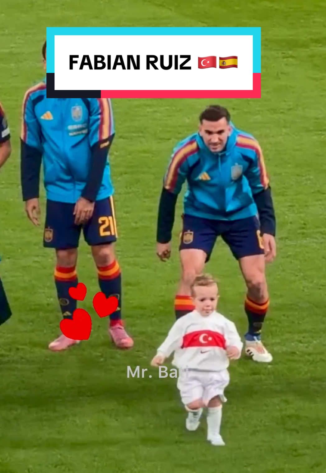 Fabian Ruiz took to the pitch with his child wearing a Turkey shirt: Spain vs Turkey  During the ceremony before the World Cup qualifier between Spain and Turkey, Spanish player Fabian Ruiz took to the pitch with his child wearing a Turkey shirt. Ruiz held his child in his arms during the national anthems and then sent him to his mother, who was waiting at the sidelines. The 29-year-old player plays for Paris Saint-Germain in France. The Spain vs Turkey match ended in a 2-2 draw. Türkçe: Fabian Ruiz, Türkiye formalı çocuğuyla sahaya çıktı : İspanya vs Türkiye  Dünya Kupası elemelerinde İspanya - Türkiye maçı öncesinde yapılan törene İspanyol Fabian Ruiz, Türkiye forması giyen çocuğuyla sahaya çıktı. Ruiz, milli marşların okunması sırasında kucağında tuttuğu çocuğunu sonrasında saha kenarında bekleyen annesinin yanına gönderdi. 29 yaşındaki oyuncu Fransa’da Paris Saint-Germain'de forma giyiyor. İspanya vs Türkiye maçı 2-2 berabere sonuçlandı.  #fabianruiz #Türkiye #İspanya #spain #football 