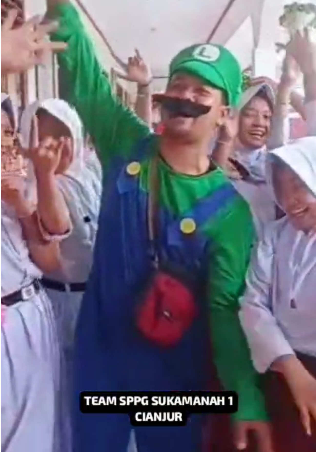 Biar anak-anak makan enak, kami cosplay Mario & Luigi pun gaskeunnn 😂🍱 #sppgbbc #mbg #bgn #makanbergizigratis #fyp 