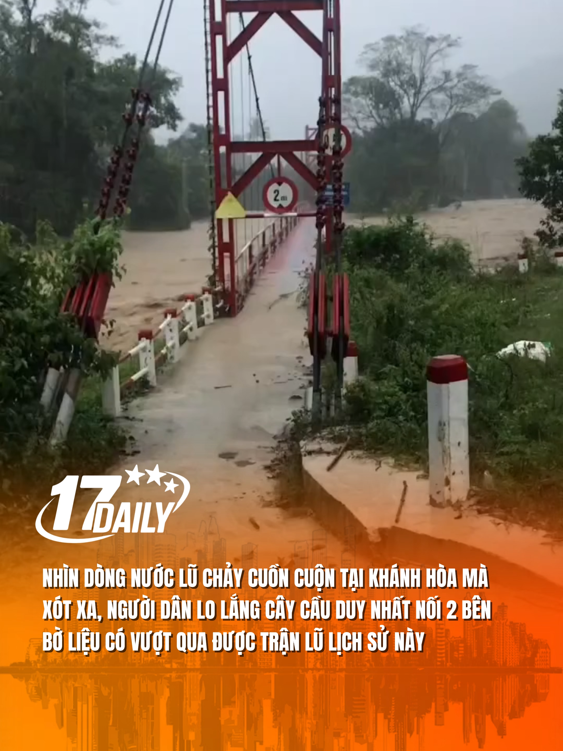 Nhìn dòng nước lũ chảy cuồn cuộn tại Khánh Hòa mà xót xa, người dân lo lắng cây cầu duy nhất nối 2 bên bờ liệu có vượt qua được trận lũ lịch sử này. #17daily #17network #lulutmientrung #khanhhoa79 #lũlụt