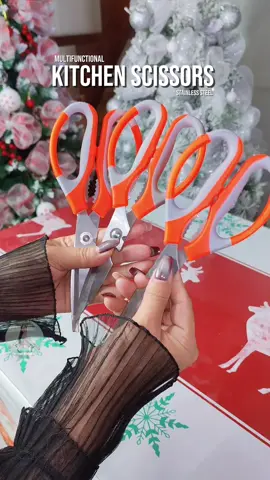 apakasulit nito mi matalas na din😍mura lang pala dito sa tiktok!!Disclaimer Price May Vary After Promotional Ends #scissors #kitchenscissors #multifunctionalscissors #gunting #mamimherz @wenheng80 