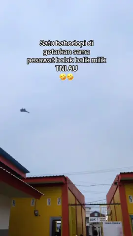 Bisah di ulang lagi kah latihannya seru di lihat, banyak org terhibur😁😁#TNI #tnipolri #imip_helmkuning #imipmorowali #bahodopi 