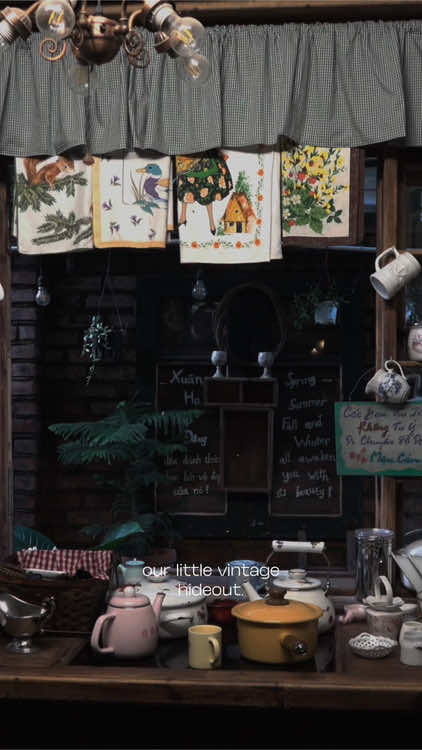 our little vintage hideout. #caphe #cafe #chillvibes #reviewcafe #hiddencafe #vintage #coffeetime #coffeeholic #hanoi #nhacuamaucafe #hwydng 