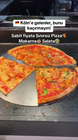 Köln-Neumarkt’a zaten sık gelenler bilir, Schildergasse Almanya’nın en ünlü ve en yoğun alışveriş caddelerinden biridir. Ve burası da oraya bağlanan ara sokaklardan birinde. O kadar merkezi ama o kadar gözden kaçan bir yerde ki, biz de ilkbaharda tamamen tesadüfen fark etmiştik. İçeri girince de pizzaların sıcağı, makarnaların kokusu, taze salatalar derken iyice acıkıyorsunuz. Ekmeklerini de kendileri yapıyorlar. Vegan ve vejetaryen seçeneklerin olması da çok hoşuma gitti. 🌿 Rezervasyon almıyorlar; direkt gidip masanı seçiyorsun. Biz hafta içi gittik, çok yoğundu ama masa devri hızlı. Fiyatlar gerçekten uygun: Hafta içi 12 €, Cuma–Pazar 13,90 €, Öğlen gidersen 8,50 €’luk seçenek de var. 📍Konum: Tutto – Kreuzgasse 2–4, Köln Saatler de genel olarak 11:30–22:00 arası açık. 🇮🇹İtalyan mutfağını seviyorsanız, gerçekten kaydedip bir gün uğrayın. Biz çok sevdik, siz de giderseniz düşüncelerinizi benimle paylaşmayı unutmayın ❤️ 💌 Almanya’da yaşam ile ilgili böyle tavsiyeler ve daha fazlası için @mykalanchoe.tiktok hesabını takipte kalın 🤗 Keine werbung @tutto_restaurant  #almanyadakitürkler #köln #allyoucaneat #almanya🇩🇪 #yemek 