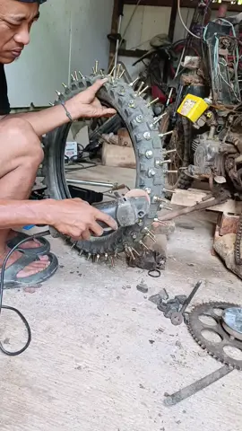 cari yang beda dengan yang lain