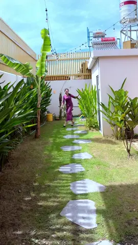 Không phải lúc nào mạnh mẽ cũng tốt, đôi khi yếu lòng một chút lại khiến ta thật hơn với chính mình. Ta là con người, không phải cỗ máy. Ta có quyền buồn, quyền mệt, quyền ngừng lại để thở. Chỉ cần đừng bỏ cuộc. Vì ngày mai luôn có cơ hội cho những ai còn cố gắng.