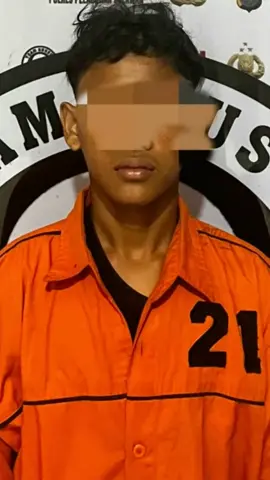 Polres Pelabuhan Belawan menangkap PR (16), seorang begal sadis yang sering beraksi di kawasan Simpang Sicanang, Belawan. Penangkapan dilakukan pada 15 November 2025 setelah pengembangan dari tersangka lain, MR. Aksi begal yang melibatkan PR terjadi pada 14 September 2025 di Simpang Sicanang. Dalam kejadian itu, korban dibacok dan dipanah, lalu sepeda motornya dirampas. PR ditangkap berdasarkan keterangan MR. Polisi menegaskan, meski masih remaja, para pelaku melakukan kekerasan sangat sadis dan membahayakan nyawa korban. Polisi masih memburu pelaku lain yang termasuk dalam komplotan begal tersebut. . . . Sumber: Polres Pelabuhan Belawan.