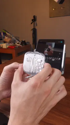 Tai nghe nhét tai có dây giúp làm việc không có độ trễ 