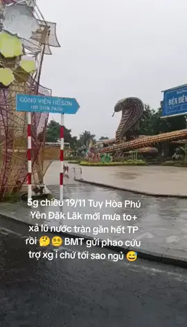 Ngay lúc này Tuy Hòa nước mò vô muốn gần hết TP ù 😵‍💫😪💁 Này công viên con rồng ĐG Điện Biên Phủ+ Hùng Vương, nguyễn huệ nước ngập hết rồi còn mưa to hãi hùng nữa, thâu xong đêm nay bà con Tuy Hòa mình mất ngủ híc 😪, mất điện nữa chứ