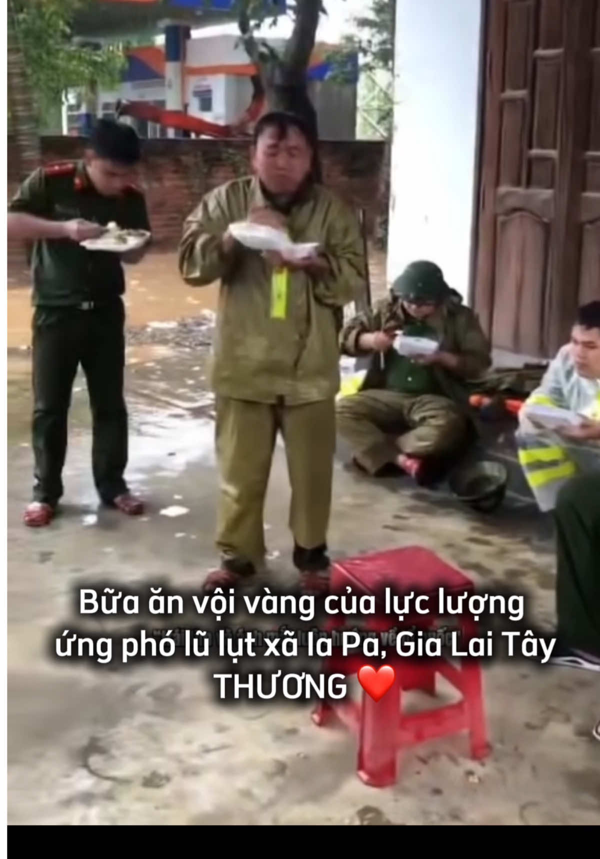 Bữa ăn vội vàng của lực lượng ứng phó lũ lụt xã Ia Pa, Gia Lai Tây… THƯƠNG ❤️ #gialaitv #gialai #pleiku #quynhon #reviewgialai 