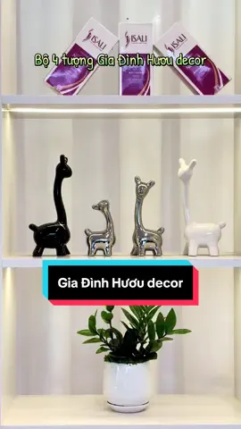 Bộ decor gồm 4 tượng Gia Đình Hươu trang trí trên kệ tủ cho dịp Tết này! #decor #interiordecor #dotrangtri #ketu #tuonghuou 