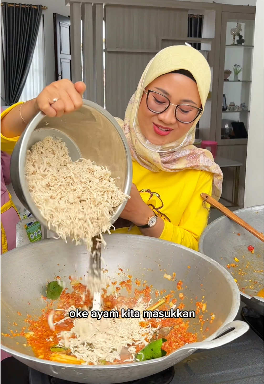 Hayooo.. siapa yang udah ikut nebak varian terbaru nya Risolegend dan jawabannya bener?☝🏻 🗣️ : Launchingnya kapan mbaak? Sabar... bentar lagii 🤭 PO Risol WA ke 0852-2998-3901 #risolegend #risolegendbymbakdy #reviewrisolegend 