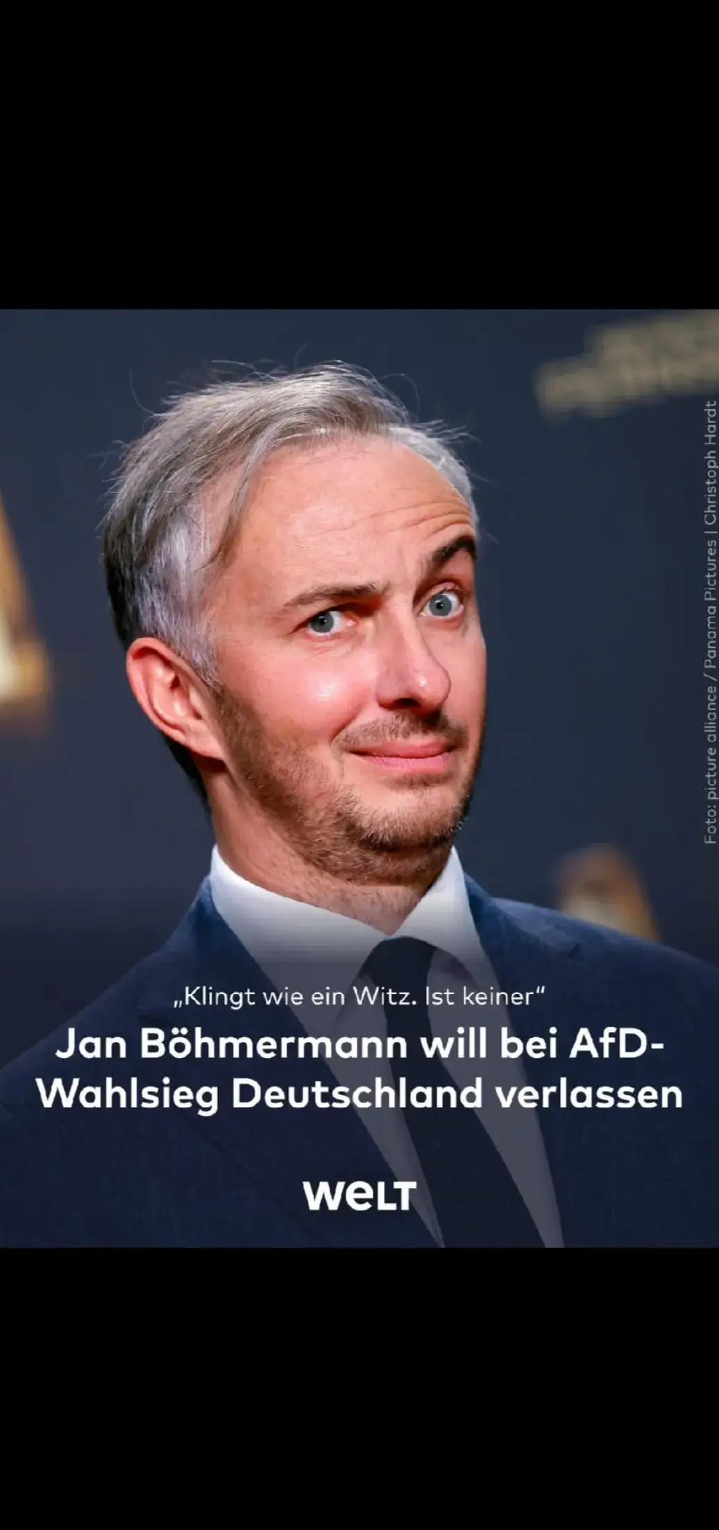 Erneut plädiert Jan Böhmermann für ein Verbot der AfD und ermuntert die Unterstützer: „Wir, die wehrhaften, mutigen Demokraten, werden das natürlich schaffen“, so der ZDF-Moderator. Sollte die Partei in Deutschland doch an die Regierung kommen, kündigte er persönliche Konsequenzen an. ie AfD und die großen Tech-Giganten, dazu eine in Teilen „skrupellose“ deutsche Medienlandschaft: Jan Böhmermann rechnete in einem Interview mit der „Süddeutschen Zeitung“ mit der deutschen Politik und Öffentlichkeit ab. Unter anderem forderte der Fernsehsatiriker eine „harte Regulierung“ der sozialen Medien. „Man muss diese Plattformen zwingend regulieren und als das behandeln, was sie sind: Medienkonzerne, Verlage, die gewerbsmäßig Inhalte verbreiten.“ Bis es so weit sei, sollten wenigstens Politiker, Abgeordnete und Minister, Behörden, alle staatlich finanzierten Institutionen „dort umgehend raus! Warum hängen Staatssekretäre und Bürgermeisterinnen auf Twitter herum? Warum sind Abgeordnete auf TikTok?“ Böhmermann kritisierte auch die Rolle der AfD in den sozialen Medien: „Wenn Sie sich nun ansehen, wer sich einer Regulierung der Tech-Giganten widersetzt, dann ist da immer die AfD an erster Stelle.“ Die Rechtsextremen wüssten genau, was sie „an X, am großen Deutschland-Investor Google und Co. haben“. Der ZDF-Moderator plädierte erneut entschieden für ein Verbot und ein Verbotsverfahren gegen die Partei – unabhängig von dessen Erfolgsaussichten: „Wir sind doch keine Weicheier! Wir sollten das dringend erforderliche Verbotsverfahren nicht nur unter dem Angsthasen-Blickwinkel betrachten: Klappt das oder nicht? Wir sollten den Rücken durchdrücken und sagen: Wir, die wehrhaften, mutigen Demokraten, werden das natürlich schaffen.“ Zudem er für diese Position durchaus einen Konsens sehe, erklärte der 44-Jährige weiter: „Uns mag jeweils dies und das trennen: Aber gemeinsam wollen wir keine Nazis im Parlament! Das ist das Entscheidende!“ #afd #böhmermann #verbot #auswandern #jetzt 