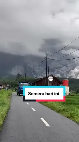 Pantesan pagi tadi kamu indah sekali sekeliling gunung ga ada awan dan terlihat jelas ternyata hari ini kamu erupsi lagi semeru ,semoga kamu masih tetap bersahabat dg kami yg ada di kabupaten Lumajang #semeru  #semeruhariini #lumajang #lumajangtiktok 