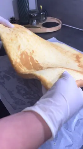 اليوم عندي ليكم وصفة لازم تجربوها: جينواز فانيّة ناجحة وبمكوّنات موجودة في الدار… الزيت والحليب يعطيولها قوام روعة! خلّينا ننطلقوا. Bienvenue dans ma cuisine ! Aujourd’hui, je vous partage une génoise facile, rapide et inratable. Une base parfaite pour toutes vos pâtisseries.                            Ingrédients pour le gâteau roulé  	•	5 jaunes d’œufs 	•	1 g de sel 	•	50 g de sucre 	•	90 g de farine 	•	2 g de levure chimique 	•	50 g d’huile végétale 	•	50 g de lait Pour la meringue : 	•	5 blancs d’œufs 	•	70 g de sucre #مشاهدات #تيك_توك #تونسية🇹🇳🇹🇳 #شعب_الصيني_ماله_حل😂😂 #ترند 