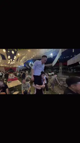 Làm chú rể đứng lên nhảy mà cồng nhềng quá