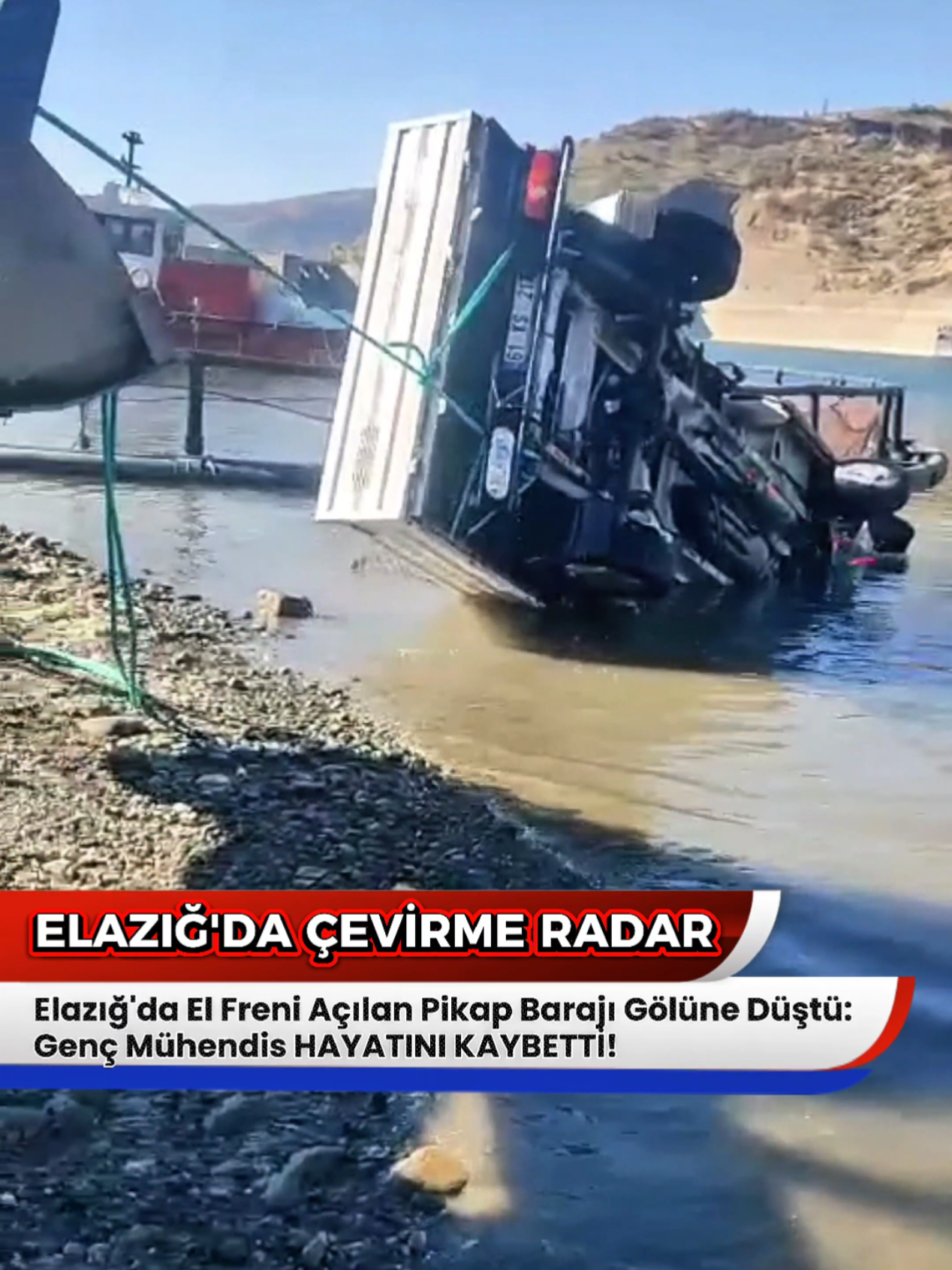 Elazığ'ın Karakoçan ilçesinde balık çiftliğinde görevli bir kadın mühendis, içinde bulunduğu aracın baraj gölüne düşmesi sonucu hayatını kaybetti.  Olay, Karakoçan ilçesindeki Özlüce Baraj Gölü'nde meydana geldi. Edinilen bilgiye göre, balık çiftliğinde görevli mühendis Esra Sümer (39), mesaisi sırasında üşüdüğü için pikaba girdi. Bu esnada el freni açılan araç kayarak göle düştü.  Durumu fark eden firmaya ait dalgıçlar suya girerek genç mühendisi çıkardı. İhbar üzerine olay yerine jandarma ve sağlık ekipleri sevk edildi. Sağlık ekiplerince yapılan kontrollerde Sümer'in hayatını kaybettiği belirlendi.  Genç kadının cansız bedeni yapılan ilk incelemelerin ardından otopsi için Fırat Üniversitesi Hastanesi morguna kaldırıldı.  Olay ile ilgili inceleme sürüyor. #elazığ 