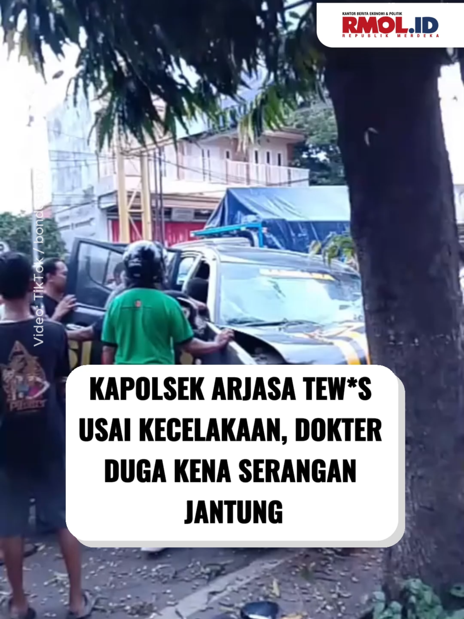 Kapolsek Arjasa, Situbondo, AKP Kusmiani meninggal dunia usai mengalami kecelakaan tunggal saat mengendarai mobil dinas, Senin, 17 November 2025. Insiden diduga dipicu serangan jantung saat ia dalam perjalanan pulang dari kantor menuju rumahnya di Panarukan. Kapolres Situbondo AKBP Rezi Dharmawan menjelaskan, korban sempat dilarikan warga ke UGD RS Elisabeth Situbondo, namun nyawanya tidak tertolong. “Keterangan dokter, diduga korban terkena serangan jantung,” kata AKBP Rezi, Selasa, 18 November 2025. Polisi menggelar olah TKP, memeriksa saksi, hingga mengamati CCTV untuk memastikan detail kejadian.  “Penanganan laka lantas tetap berjalan sesuai prosedur,” ujar Rezi.  Ia juga menyampaikan duka mendalam atas wafatnya AKP Kusmiani, yang dikenal dekat dengan anggota dan masyarakat. Video Editor: Andre Rangga #rmol #republikmerdekaonline #kapolsek #arjasa #situbondo #polisi #TKP #cctv #kecelakaan