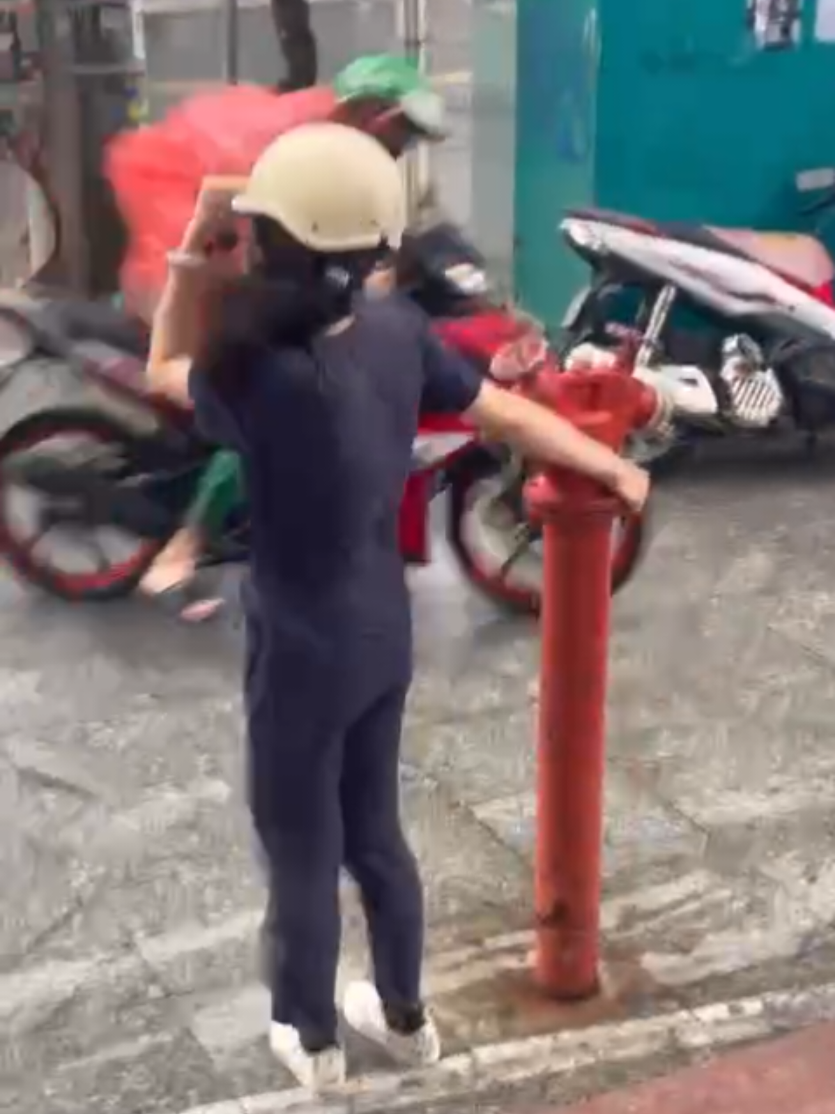 Thổi muốn bay cô gái 40kí :))) Nha Trang ngày gió lớn! #mưa #gió #fyp 