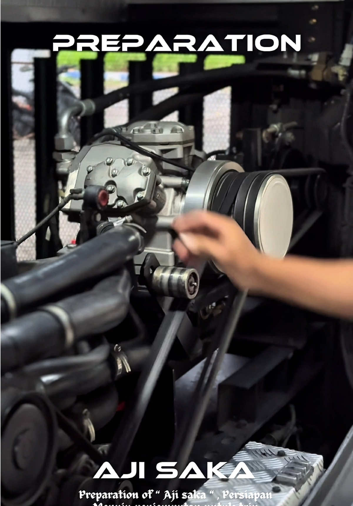 Pesona prepare unit Aji Saka hari ini terasa makin istimewa. Driver Pak Ryan dengan ketenangannya, ditemani Co-Driver Mas Ardan yang cekatan, membuat setiap detail persiapan tampak begitu rapi dan meyakinkan. Aji Saka berdiri gagah, siap berangkat membawa cerita baru di tangan dua sosok yang selalu totalitas dalam pelayanan. #TinaraTrans #diamondgank #NyamanBersamaTINARA #fyp #fypシ゚ 
