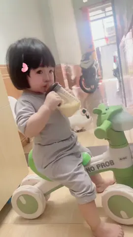 Ăn cơm xong phải uống thêm sữa mới chịu được 😅😅😅.                            #miubaby #embedangyeu #viral #rongcon2024🐉 